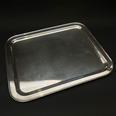 plateau de service plaqué argent sur fond noir