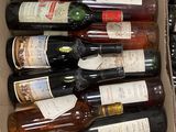 plusieurs bouteilles de vin dans une caisse sur la table