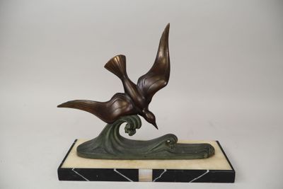 sculpture en bronze représentant un oiseau posé sur une vague, sur un socle en marbre
