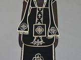 un gilet brodé noir et blanc orné d'une croix