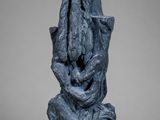 une image représentant une sculpture d'une personne joignant les mains