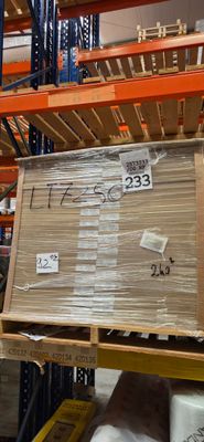 un grand carton posé sur une palette dans un entrepôt