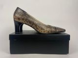 une image représentant une paire de chaussures pour femme posée sur une boîte noire