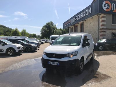 une camionnette blanche garée devant un bâtiment