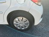 un gros plan d'une voiture blanche garée sur un parking
