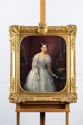 tableau représentant une femme en robe blanche debout à côté d'un chevalet