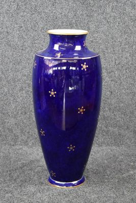 un grand vase bleu orné d'étoiles dorées