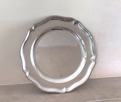 une assiette en argent posée sur un comptoir