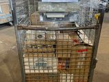 un chariot sur lequel sont posés de nombreux cartons