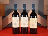 trois bouteilles de vin rouge posées sur une table
