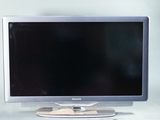 un écran d'ordinateur posé sur un bureau blanc