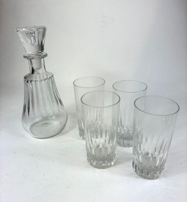 quatre verres et une carafe sur la table