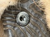 une image montrant un gros plan de l'œil d'un cheval