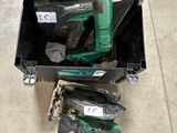 une boîte à outils avec des outils à l'intérieur sur le sol