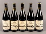 six bouteilles de vin sont alignées dans une rangée
