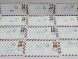 Des enveloppes affranchies et d'autres enveloppes sont disposées sur une table
