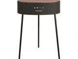 un gros plan d'une table sur laquelle est posé un haut-parleur