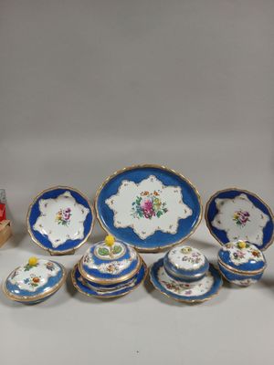 un ensemble d'assiettes et de bols bleus et blancs ornés de fleurs