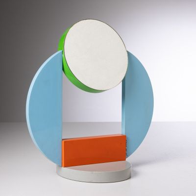 une sculpture bleue et orange avec un cercle blanc au milieu