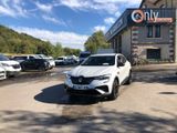 une voiture blanche garée devant un bâtiment