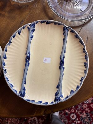 SARREGUEMINES, suite de 14 assiettes à asperges en faïence à décor éma