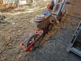 un petit vélo jouet pour enfant posé par terre