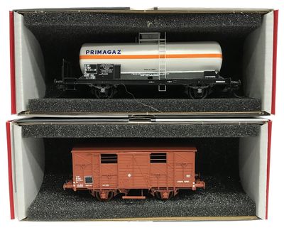 une boîte contenant un wagon et un autre wagon à l'intérieur