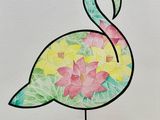 une image représentant un tableau sur lequel figure un flamant rose entouré de fleurs