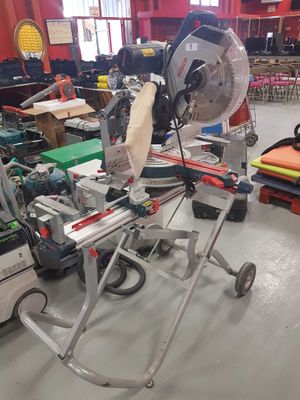 une photo d'une pièce remplie d'outils et de matériel