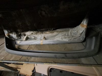une photo de l'intérieur d'une voiture avec la portière ouverte