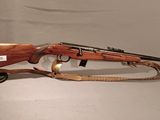 le fusil est posé sur un support, entouré d'une corde