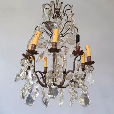 gros plan d'un lustre suspendu au plafond
