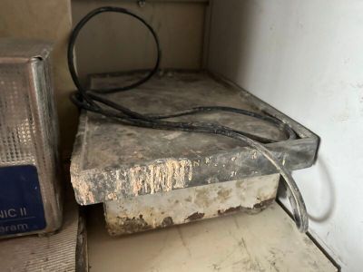 1 vibreur à plâtre 30 par 25 cm, en l'état.