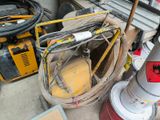 un tas de matériel de chantier et d'outils posés par terre