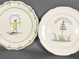 deux assiettes sur lesquelles figure l'image d'un garçon