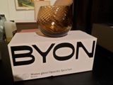 un vase marron posé sur une boîte, elle-même posée sur une table