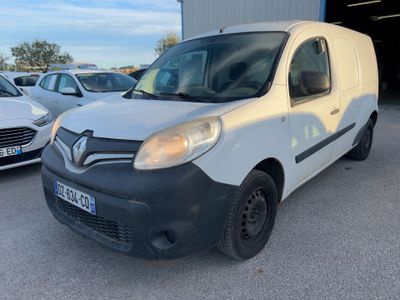 La camionnette blanche est garée devant un immeuble, à côté d'autres voitures.