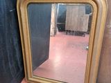 un miroir posé sur le sol à côté d'un mur