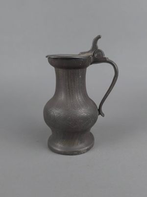 une image représentant un pichet en pewter sur fond gris