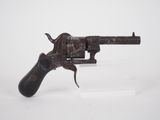 un vieux pistolet avec une poignée en bois sur une surface blanche