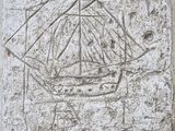 une image représentant un navire, sculptée sur le mur