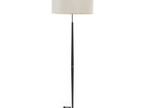 un lampadaire noir surmonté d'un abat-jour blanc