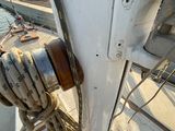 une personne debout sur le pont d'un voilier