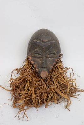 Masque de style Lega, RDC. Bois et fibres végétales.