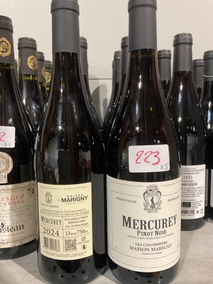 plusieurs bouteilles de vin sont alignées sur une table