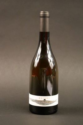 une bouteille de vin posée sur une table