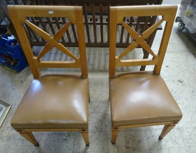 deux chaises assises l'une à côté de l'autre sur le sol