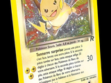 une carte Pokémon jaune sur laquelle figure l'image d'un Pikachu