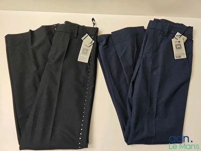 deux paires de pantalons de costume pour homme, encore étiquetés