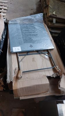 une pile de cartons et un ordinateur portable posés sur une table